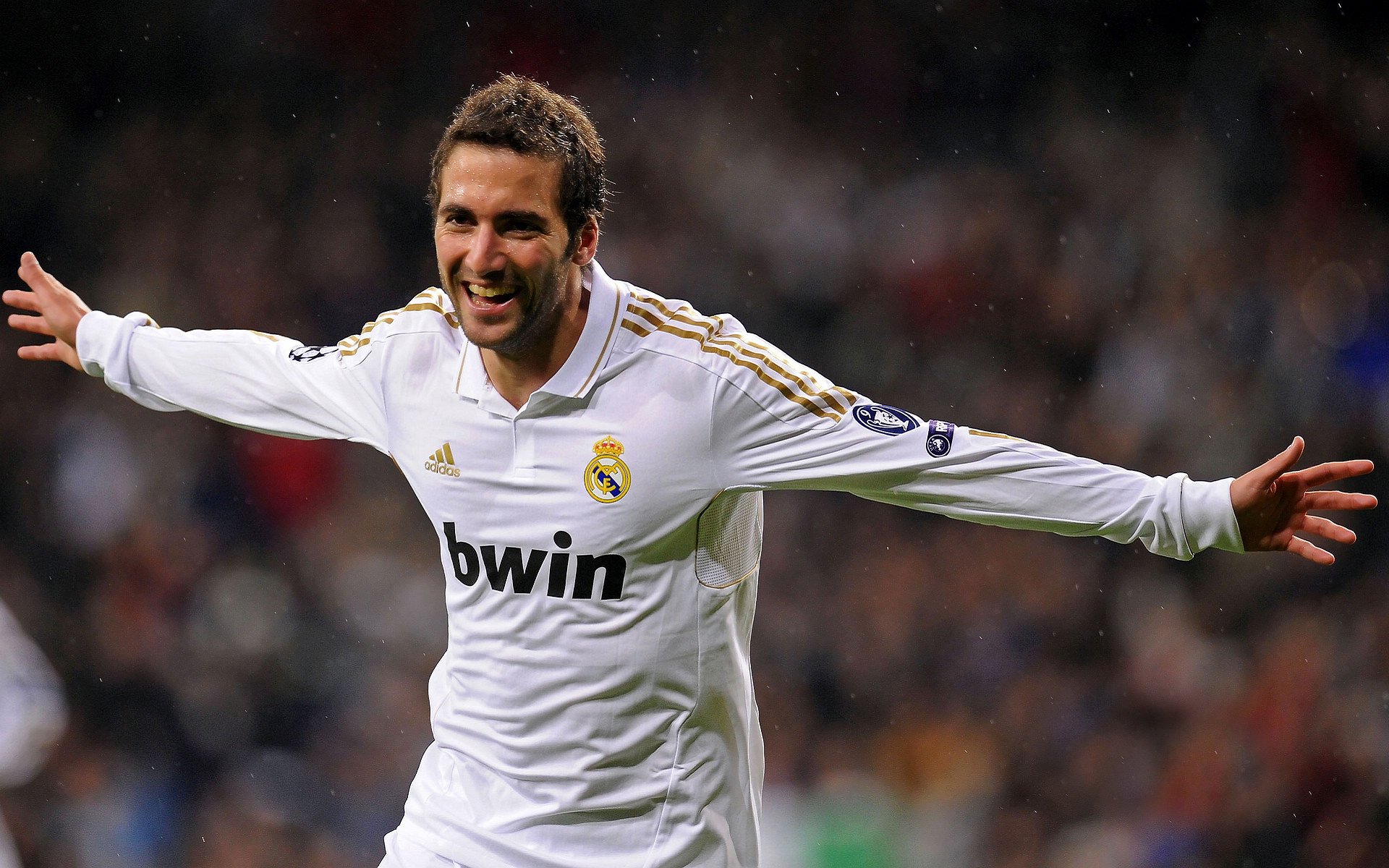 欧冠半决赛焦点战，黄蜂硬仗取胜上海队