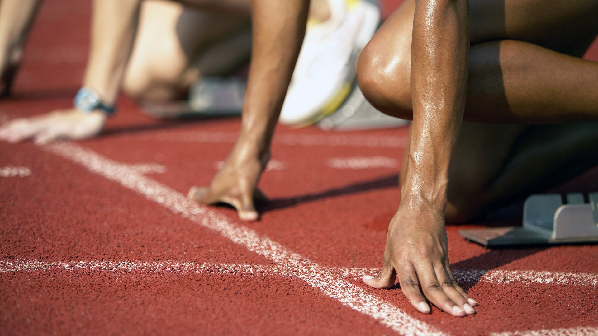 塞恩斯关键制胜，迈凯伦险胜哈斯，策略与勇气的毫厘之争