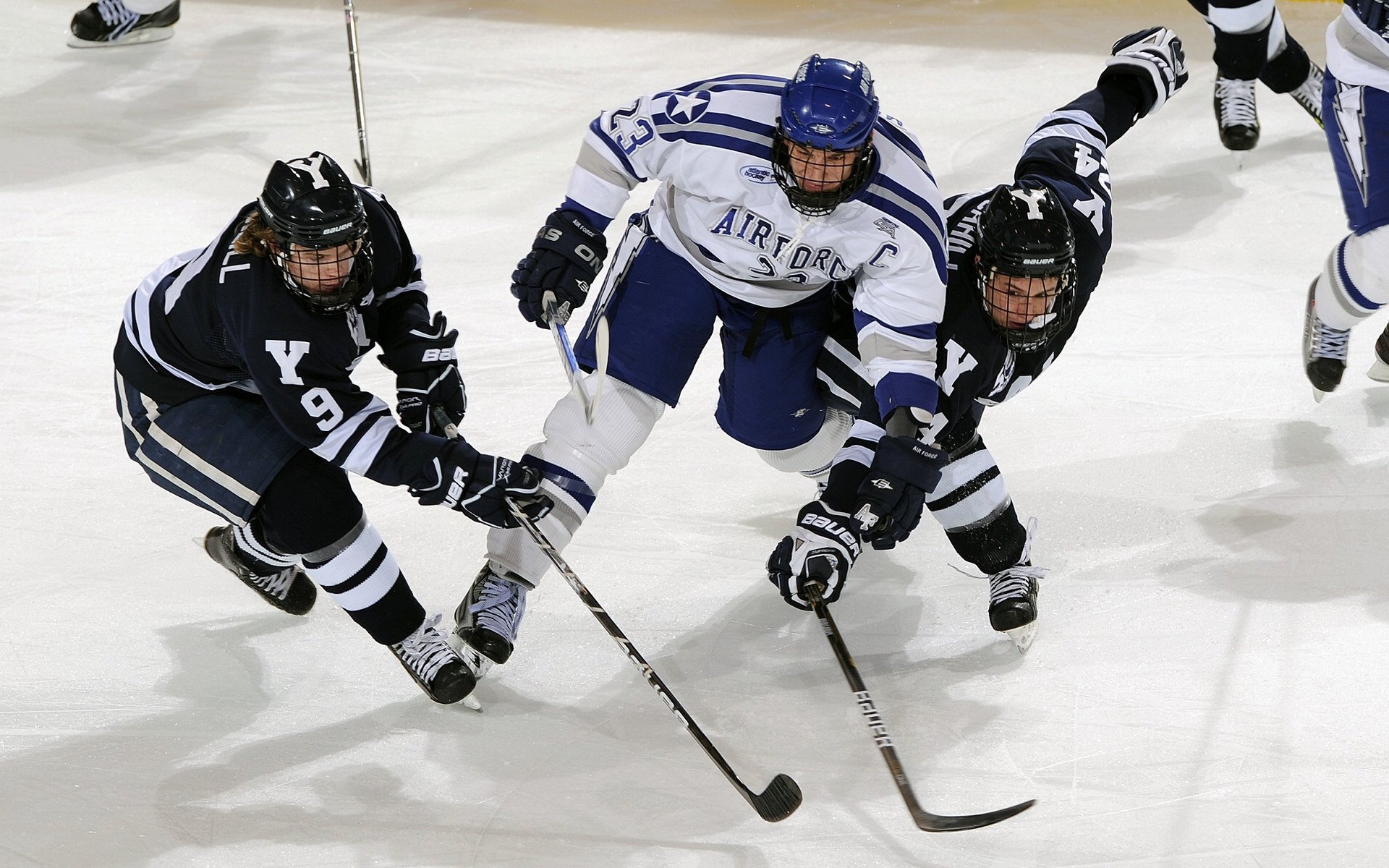 赛道烽火，红牛力克强敌，周冠宇点燃上海激情
